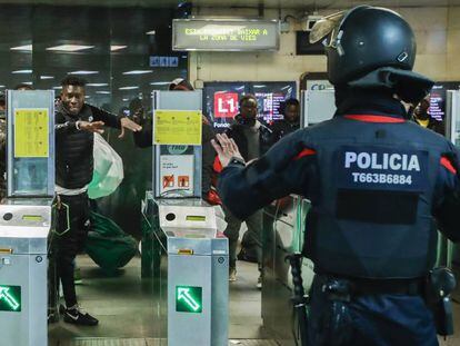 Uno de los momentos del operativo en el vestíbulo de plaza Catalunya