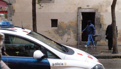 El número 30 de la calle de Riera Alta, del Raval, donde fue asesinada una mujer.