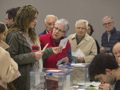 Ambiente, este domingo, en un colegio electoral de Barcelona.