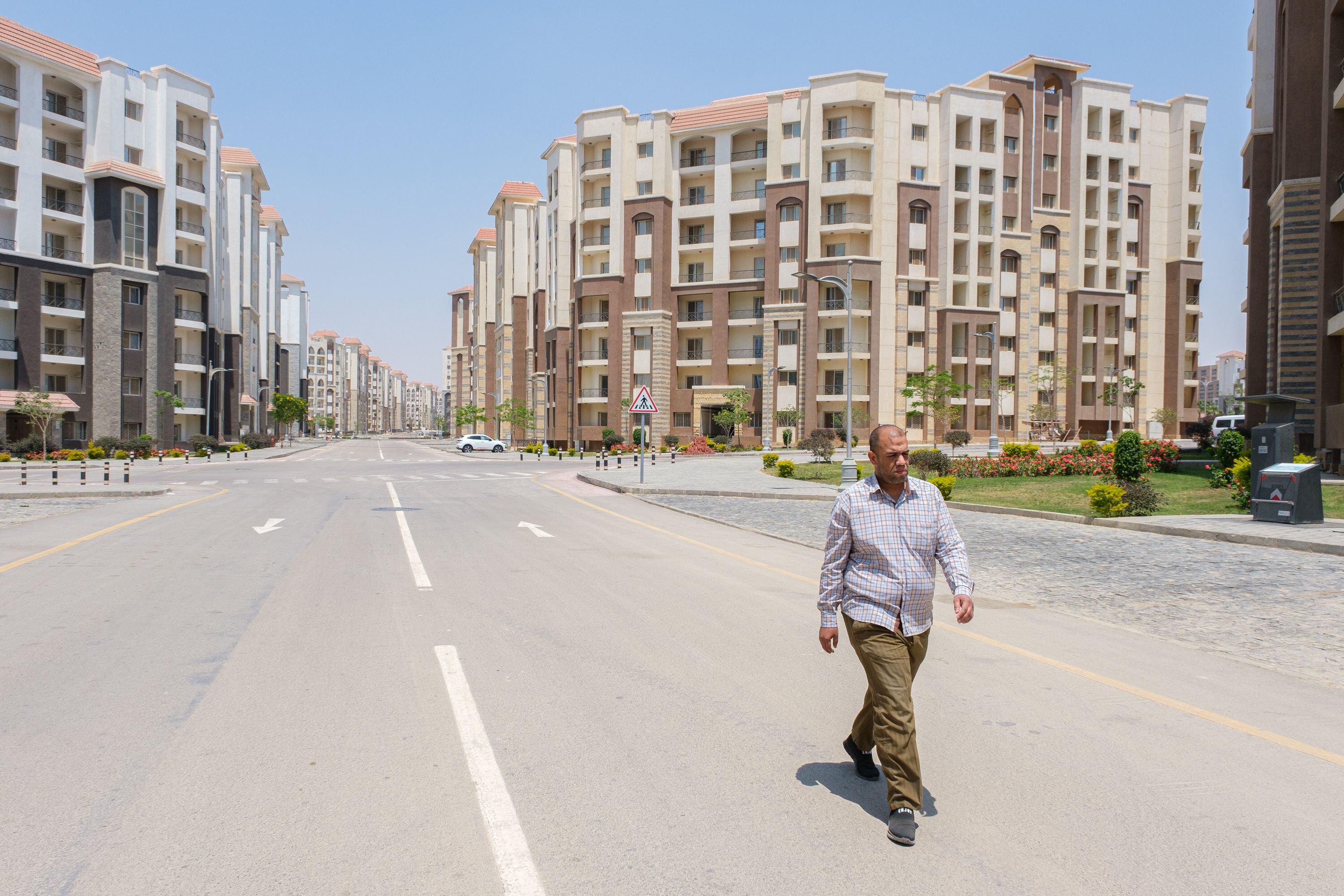 Un hombre camina por R3, una de las áreas residenciales de la nueva capital. La ambición de esta ciudad es gigantesca: partiendo de la nada, será la primera ciudad inteligente de Egipto.