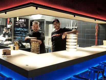 Los cocineros Fernando Moreno y Gonzalo García en la barra de Haranita, en Madrid.