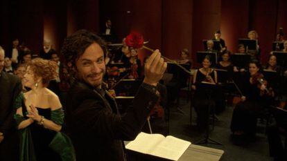 El actor Gael García Bernal, en una escena de la serie 'Mozart in the Jungle'