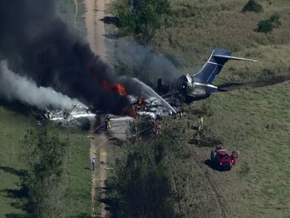 Avión con 21 personas a bordo se estrella en Texas.