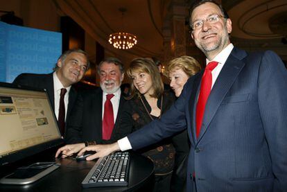 La plana mayor del PP, con Rajoy en primer plano, en la presentación de la web del partido en 2009.