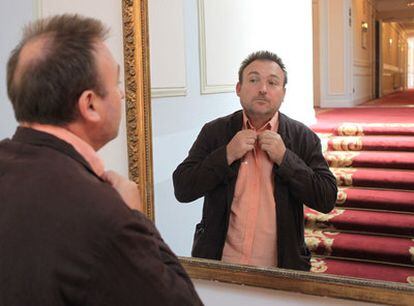 Miquel Barceló, ayer en los pasillos de un hotel de San Sebastián, preparándose para el estreno de <i>El cuaderno de barro.</i>