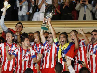 Los jugadores rojiblancos, con la Supercopa europea.