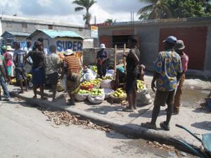 Un mercado informal en una calle de Puerto Príncipe.