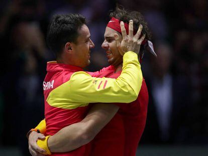 Nadal abraza a Bautista tras la conquista de la Davis