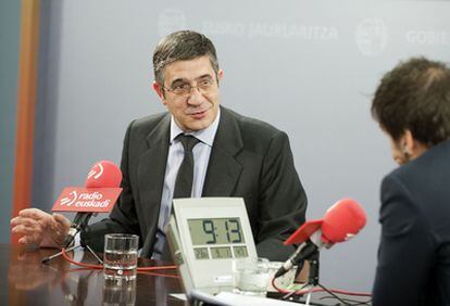 Patxi López, durante su entrevista de ayer con Dani Álvarez, en Radio Euskadi.