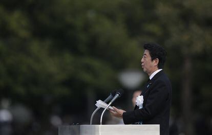 El primer ministro japonés, Shinzo Abe, imparte un discurso en el Parque Memorial de la Paz de Hiroshima (Japón).
