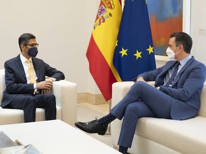 El consejero delegado de Google, Sundar Pichai, y el presidente del Gobierno , Pedro Sánchez, en el Palacio de la Moncloa.