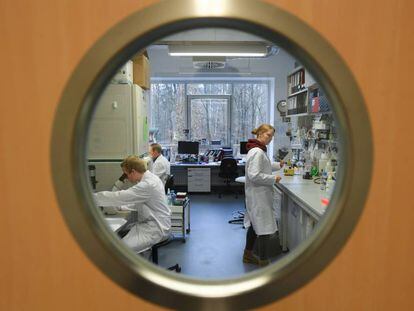 Trabajadores del Instituto de Virología de la Universidad Philipps de Marburgo (Alemania), que investiga una vacuna contra el coronavirus.