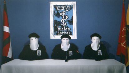 Imagen de los tres encapuchados que anunciaron en octubre de 2011 "el cese definitivo" del terrorismo de ETA.