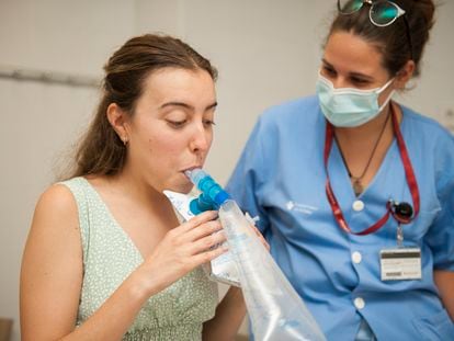 Una mujer se somete a una prueba de aliento en el Hospital de Bellvitge de Barcelona para detectar el sobrecrecimiento bacteriano en el intestino delgado (SIBO, por sus siglas en inglés). / HOSPITAL DE BELLVITGE