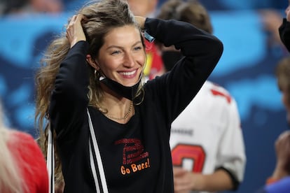 Gisele Bündchen celebra el triunfo de los Tampa Bay Buccaneers contra los Kansas City Chiefs en la Super Bowl de 2021.