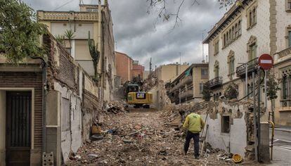 Demolició d'una casa a Gràcia.