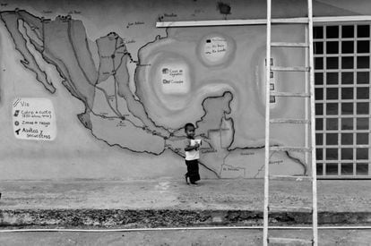 En la imagen, el pequeño Stven, migrante hondureño, observa un mural pintado en la pared del albergue La 72 en el que están dibujadas las principales rutas de tránsito por México y los puntos donde hay peligros.