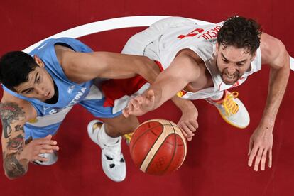 Gabriel Deck y Pau Gasol, durante el partido.