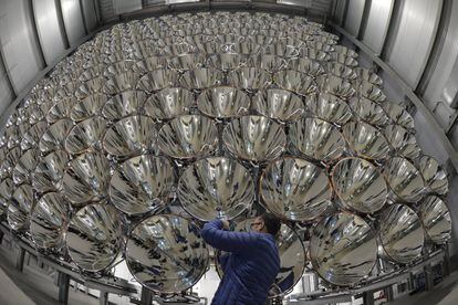 Un visitante observa una serie de lámparas de alto rendimiento en el simulador solar Synlight, el sol artificial más grande del mundo, en el instituto DLR de investigación solar, en Jülich (Alemania) 