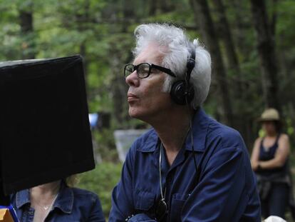 Jim Jarmusch, en el rodaje de 'Los muertos no mueren'. En vídeo, el tráiler de la película.