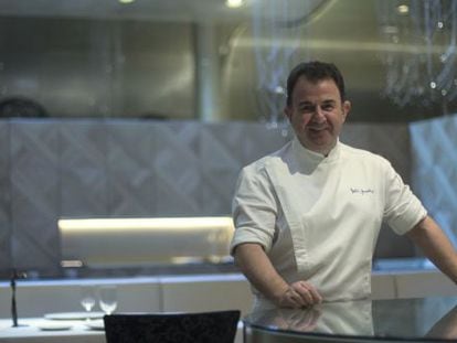 El cocinero Martín Berasategui posa en el restaurante Lasarte de Barcelona después de haber sido galardonados con tres estrellas Michelín con lo que Barcelona ha entrado finalmente en el olimpo gastronómico por la puerta grande.