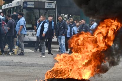 Workers from the Buenos Aires bus drivers union protest after the murder of one of their colleagues, on April 3, 2023.
