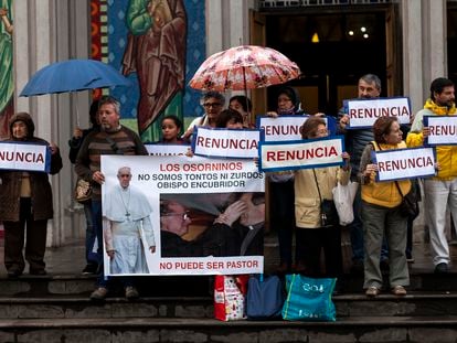 Concentración contra el obispo de Osorno, en Chile, a las puertas de la catedral de esa ciudad, el 4 de enero de 2018.