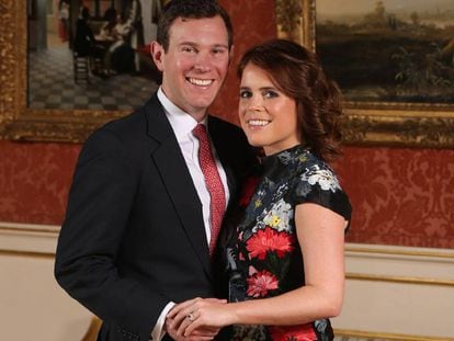 La princesa Eugenia y su prometido Jack Brooksbank en el Palacio de Buckingham en Londres este lunes.