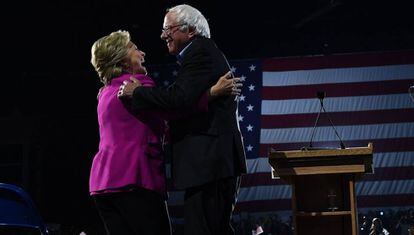 Hillary Clinton y Bernie Sanders, en un reciente acto de campa&ntilde;a en Carolina del Norte.