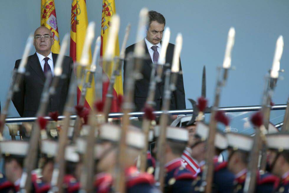 El jefe del Ejecutivo socialista observa el desfile de las tropas.