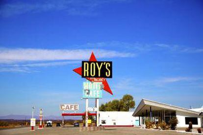Exterior del café Roy's, en Amboy (California).