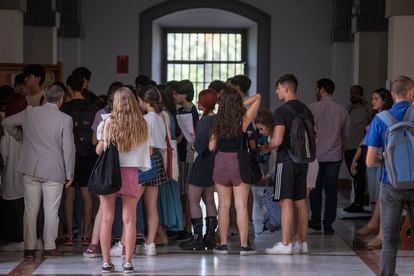 Un grupo de alumnos a la entrada de un examen de Selectividad en la Universidad de Sevilla, el pasado 14 de junio.