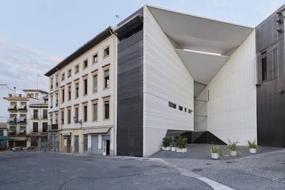 Exterior del Centro Federico García Lorca, en Granada.