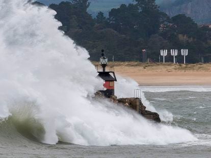 Una potente ola rompe en la bahía de Santander, este jueves.