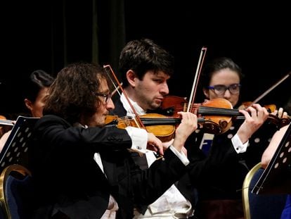 Violinistas de la Orquesta de Cámara de la Unión Europea durante el 12º Festival Internacional de Orquestas de la Primavera, en el teatro Manoel, de La Valeta (Malta), el 6 de abril de 2018.