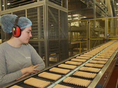 Una trabajadora vigila los barquillos en la fábrica nueva de Gullón