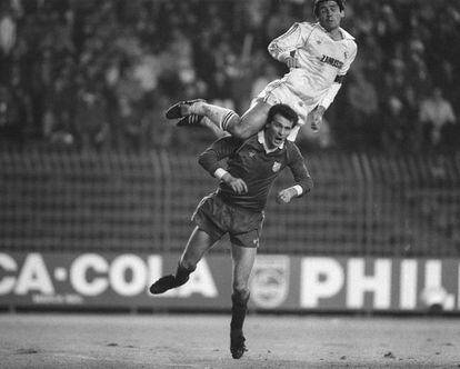 REAL MADRID, 3; RIJEKA, 0 (1984). En la Copa de la UEFA de la temporada 1984-85, el Real Madrid perdió 3-1 en la ida de dieciseisavos de final ante el Rijeka, entonces equipo yugoslavo, ahora croata. En el partido de vuelta, el 7 de noviembre de 1984, el equipo entrenado por Amancio consiguió ganar el partido y remontar la eliminatoria. Juanito, Santillana y Jorge Valdano, en el minuto 82, consiguieron los goles de la remontada, aunque el árbitro también ayudó: expulsó a tres jugadores visitantes. En la imagen, el jugador madridista Santillana salta de forma espectacular hasta el hombro del yugoslavo Ticic.