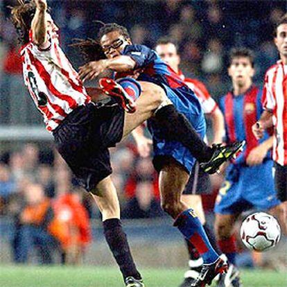 El reciente fichaje del F.C. Barcelona, el holandés Edgar Davids, pugna por el balón con Gurpegi del Atlhetic.