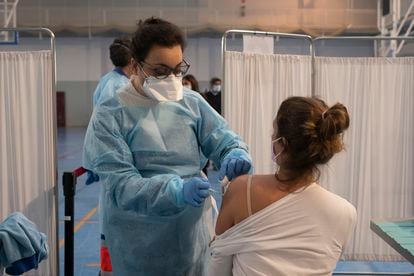 Profesionales de educación reciben la primera dosis de la vacuna AstraZeneca en las instalaciones del SADUS en Los Bermejales, Sevilla.