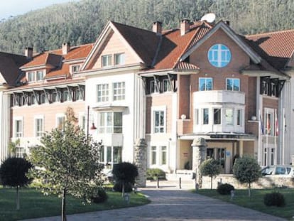 Hotel Puente Viesgo, en pleno valle del r&iacute;o Pas (Cantabria), cuyo origen se asociaa la existenciade un manantial. 