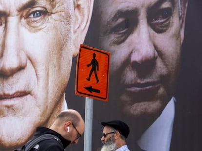 Carteles del centrista Gantz y del conservador Netanyahu en Tel Aviv.