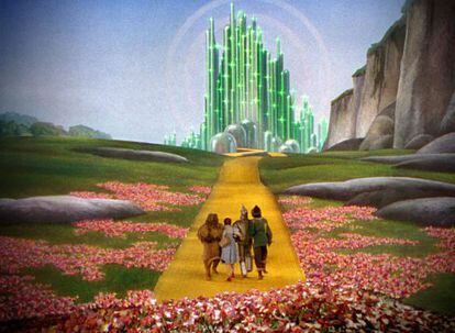 Un fotograma de 'El mago de Oz', con la Ciudad de Esmeralda y Dorothy y sus amigos en el camino de baldosas amarillas.