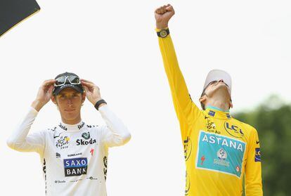 El ciclista español Alberto Contado (d), del equipo Astana, junto a Andy Schleck (i), del Saxo Bank, celebra en el podio de París la consecución de su tercer Tour de Francia, tras la vigésima y última etapa de la 97ª edición de la ronda francesa, en 2010.