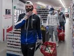 Omar Montes, junto a Oscar Barrul e Iván Salcedo, comprando comida en el supermercado Alcampo de Carabanchel.