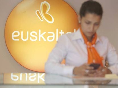 Una empleada de Euskaltel, en una tienda del operador vasco en San Sebastián.