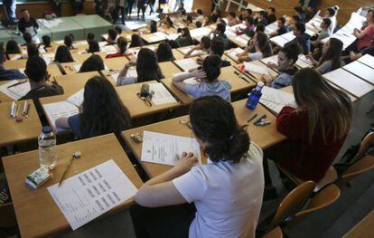 Un grupo de alumnos realiza las pruebas de acceso a la Universidad en Madrid.