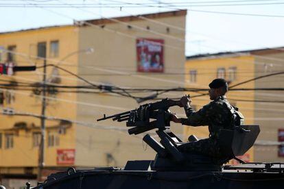 Un soldado vigila en la favela de Muquiço, en Río.