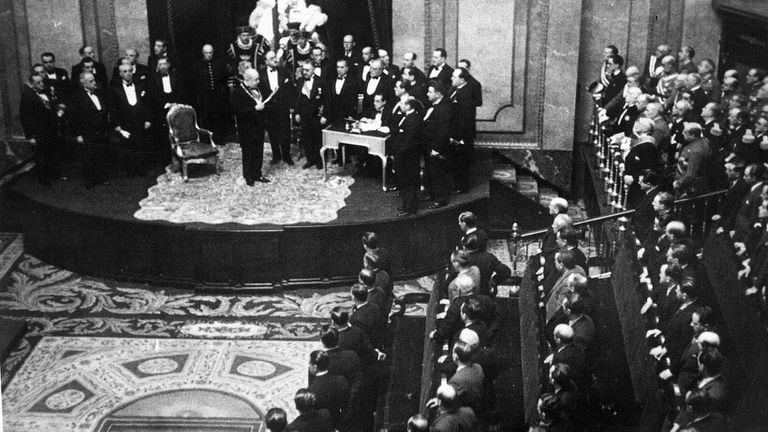Manuel Azaña promete su cargo como presidente de la República en el Congreso de los Diputados, el 11 de mayo de 1936.