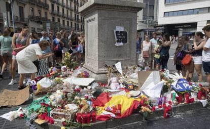 Un dels altars muntats a la Rambla de Barcelona en homenatge a les víctimes de l'atemptat.