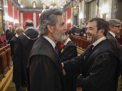 El anterior presidente del Consejo General del Poder Judicial, Carlos Lesmes, junto al actual presidente, Vicente Guilarte, el pasado 24 de enero.